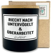 Duftkerze mit Spruch – Riecht nach untervögelt und überarbeitet – originelles Geschenk, handgemachte Sojakerze im Glas, nachhaltig, optional mit personalisiertem Bambusdeckel