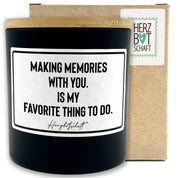 Duftkerze mit Spruch – Making memories with you. Is my favorite thing to do. – originelles Geschenk, handgemachte Sojakerze im Glas, nachhaltig, optional mit personalisiertem Bambusdeckel