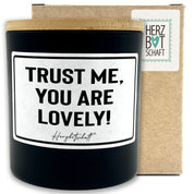Duftkerze mit Spruch – Trust me, you are lovely! – liebevolles Geschenk, handgemachte Sojakerze im Glas, nachhaltig, optional mit personalisiertem Bambusdeckel
