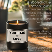 Duftkerze mit Spruch – You + Me = Love – liebevolles Geschenk, handgemachte Sojakerze im Glas, nachhaltig, optional mit personalisiertem Bambusdeckel