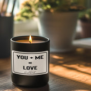 Duftkerze mit Spruch – You + Me = Love – liebevolles Geschenk, handgemachte Sojakerze im Glas, nachhaltig, optional mit personalisiertem Bambusdeckel
