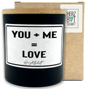 Duftkerze mit Spruch – You + Me = Love – liebevolles Geschenk, handgemachte Sojakerze im Glas, nachhaltig, optional mit personalisiertem Bambusdeckel
