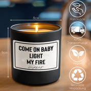 Duftkerze mit Spruch – Come on baby light my fire – liebevolles Geschenk, handgemachte Sojakerze im Glas, nachhaltig, optional mit personalisiertem Bambusdeckel