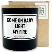 Duftkerze mit Spruch – Come on baby light my fire – liebevolles Geschenk, handgemachte Sojakerze im Glas, nachhaltig, optional mit personalisiertem Bambusdeckel