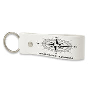 Schlüsselanhänger aus echtem Rindsleder – personalisierbar mit Koordinaten, Kompass oder Wunschtext – handgefertigtes Liebesgeschenk für Paare.