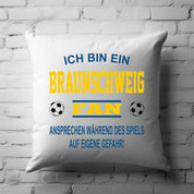 Fussball Kissen | Ich bin ein Braunschweig Fan - Ansprechen während des Spiels auf eigene Gefahr | Dekokissen für Fußballfans