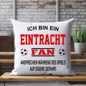 Fussball Kissen | Ich bin ein Eintracht Fan - Ansprechen während des Spiels auf eigene Gefahr | Dekokissen für Fußballfans