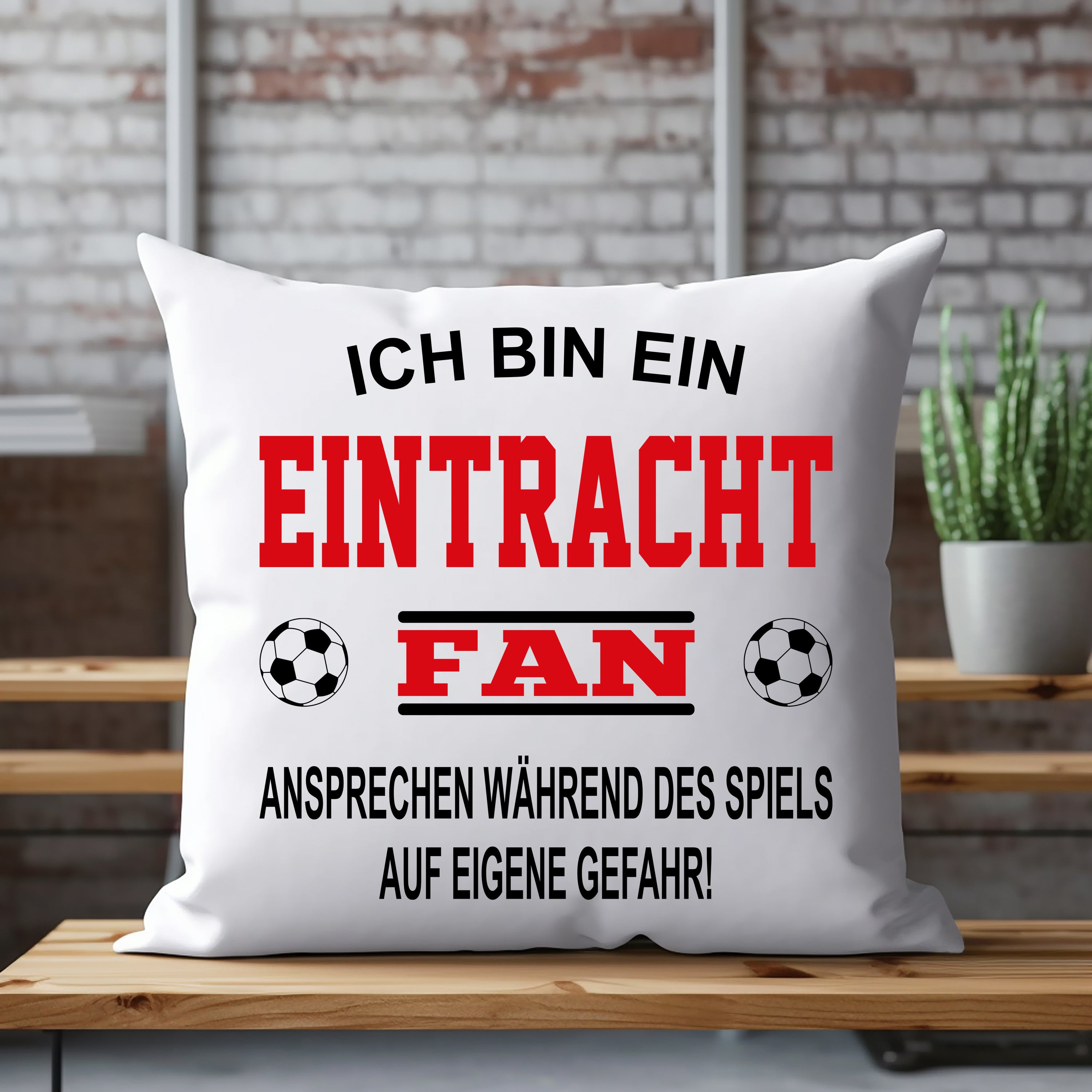 Fussball Kissen | Ich bin ein Eintracht Fan - Ansprechen während des Spiels auf eigene Gefahr | Dekokissen für Fußballfans