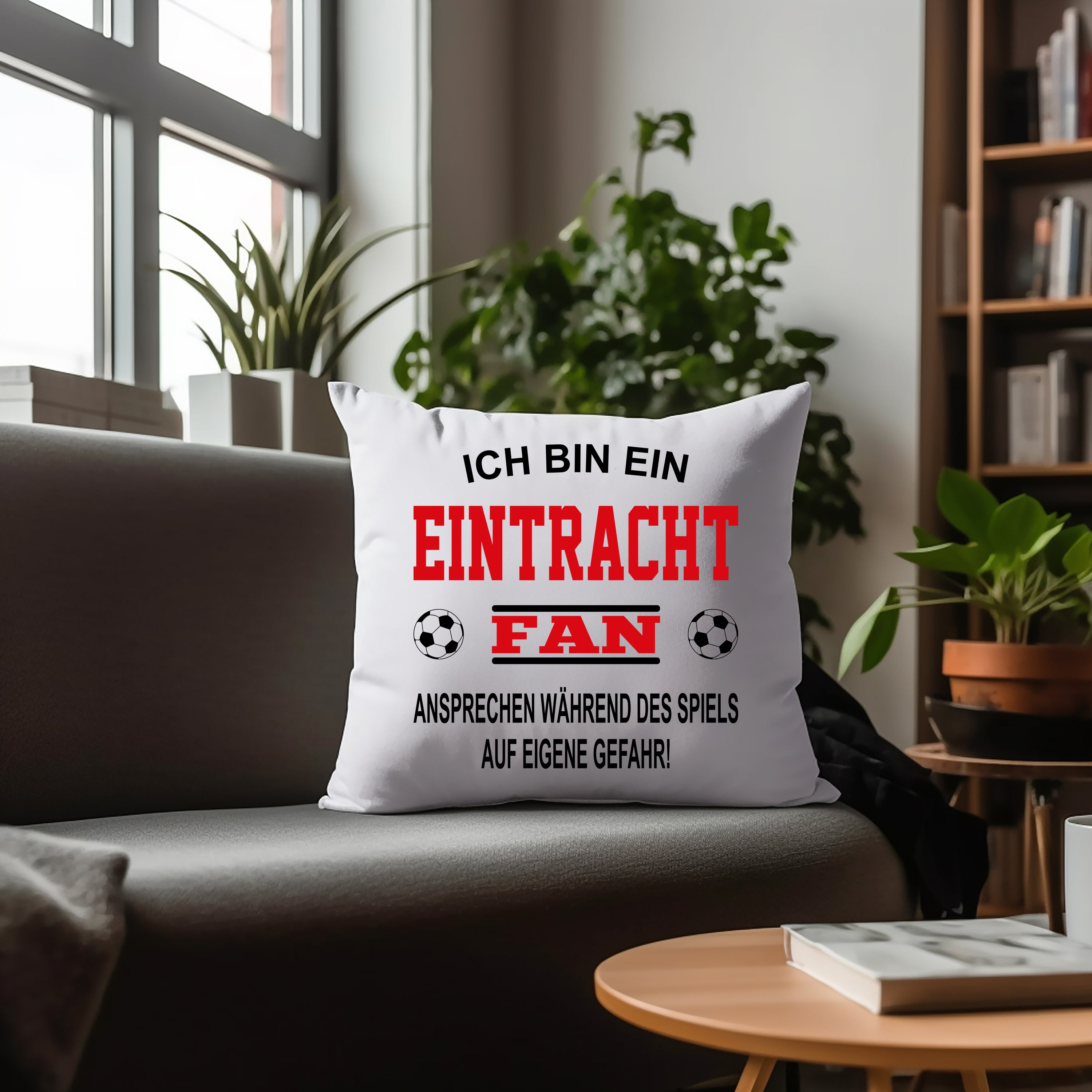 Fussball Kissen | Ich bin ein Eintracht Fan - Ansprechen während des Spiels auf eigene Gefahr | Dekokissen für Fußballfans