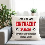 Fussball Kissen | Ich bin ein Eintracht Fan - Ansprechen während des Spiels auf eigene Gefahr | Dekokissen für Fußballfans