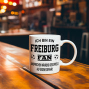 Fussball Tasse | Ich bin ein Freiburg Fan - Ansprechen während des Spiels auf eigene Gefahr | Keramiktasse für Fußballfans