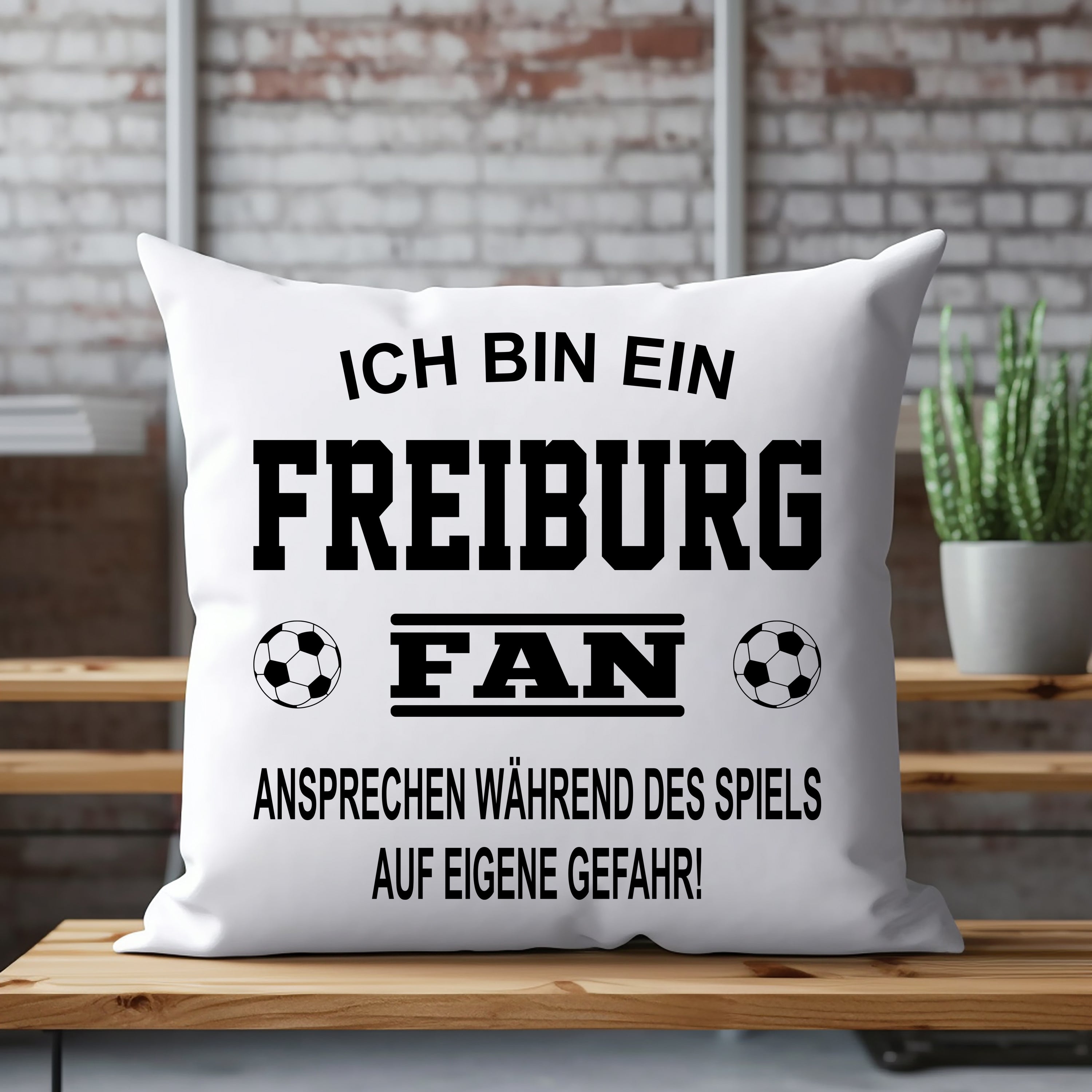 Fussball Kissen | Ich bin ein Freiburg Fan - Ansprechen während des Spiels auf eigene Gefahr | Dekokissen für Fußballfans