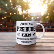 Fussball Tasse | Ich bin ein Freiburg Fan - Ansprechen während des Spiels auf eigene Gefahr | Keramiktasse für Fußballfans