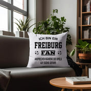 Fussball Kissen | Ich bin ein Freiburg Fan - Ansprechen während des Spiels auf eigene Gefahr | Dekokissen für Fußballfans