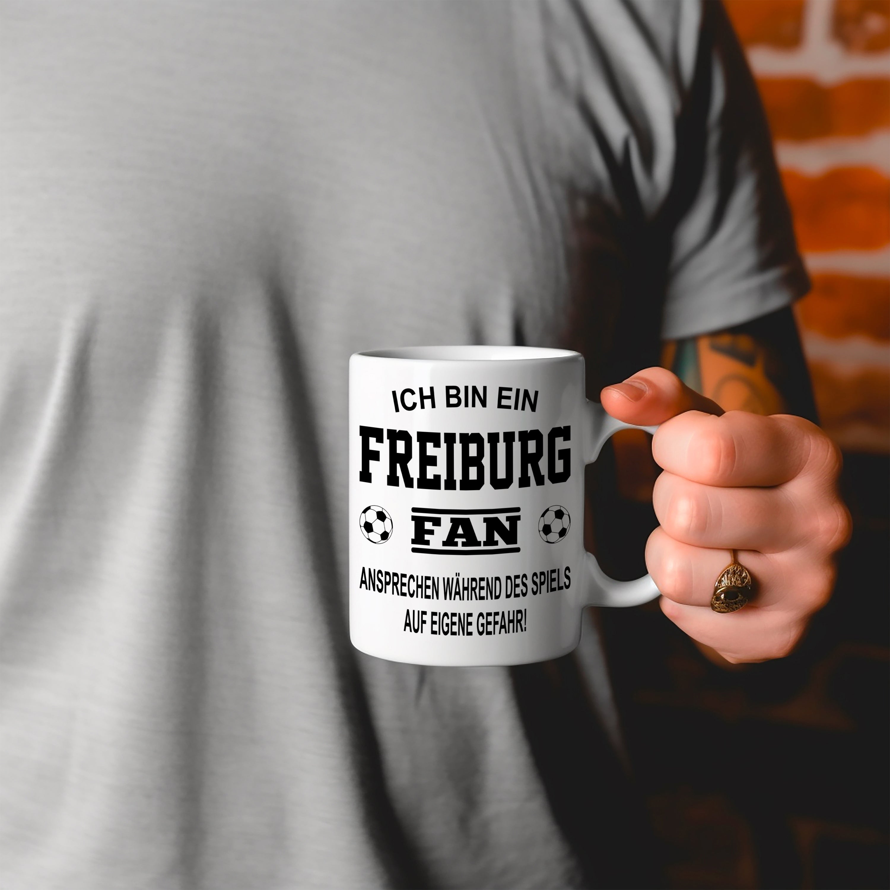 Fussball Tasse | Ich bin ein Freiburg Fan - Ansprechen während des Spiels auf eigene Gefahr | Keramiktasse für Fußballfans