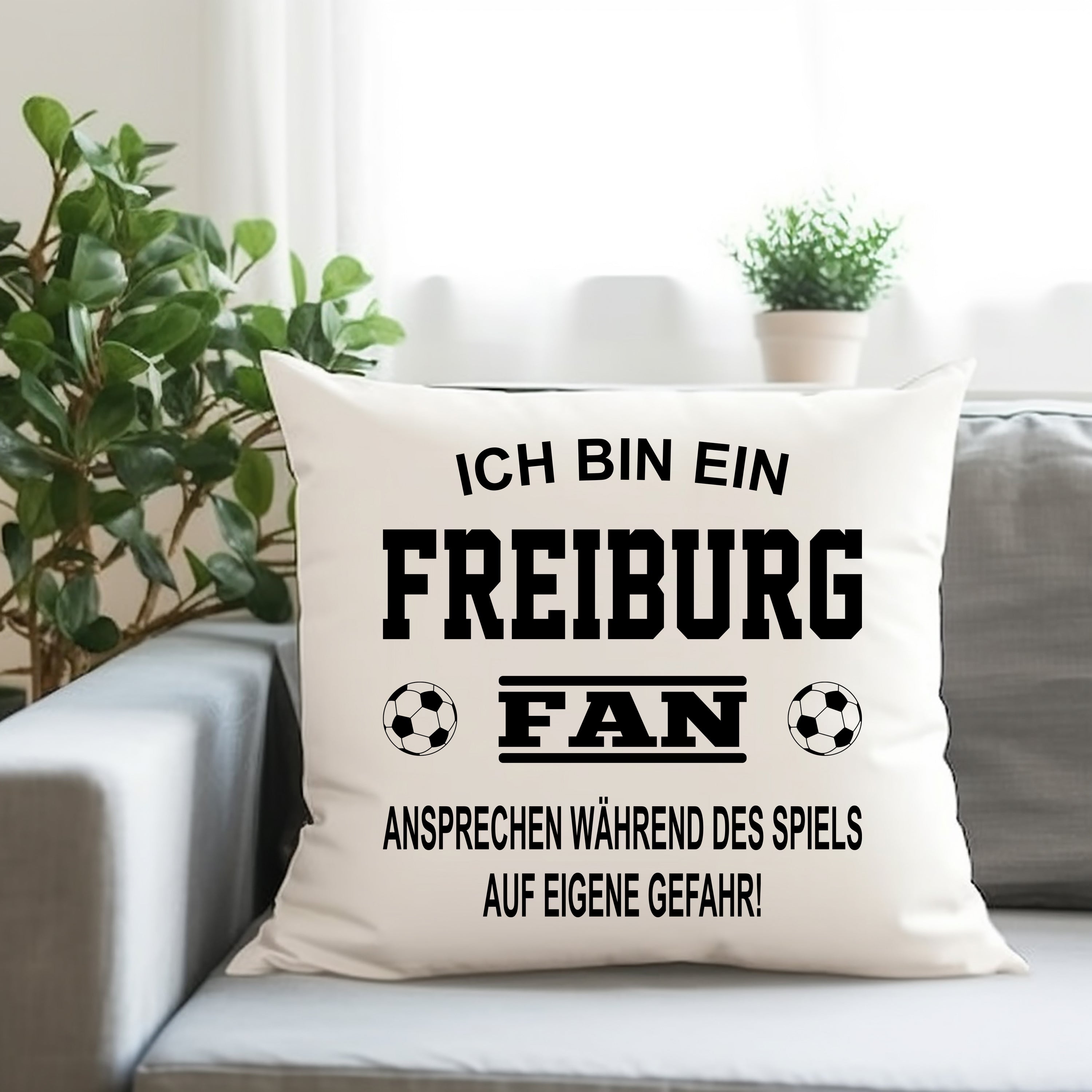 Fussball Kissen | Ich bin ein Freiburg Fan - Ansprechen während des Spiels auf eigene Gefahr | Dekokissen für Fußballfans