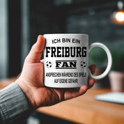 Fussball Tasse | Ich bin ein Freiburg Fan - Ansprechen während des Spiels auf eigene Gefahr | Keramiktasse für Fußballfans