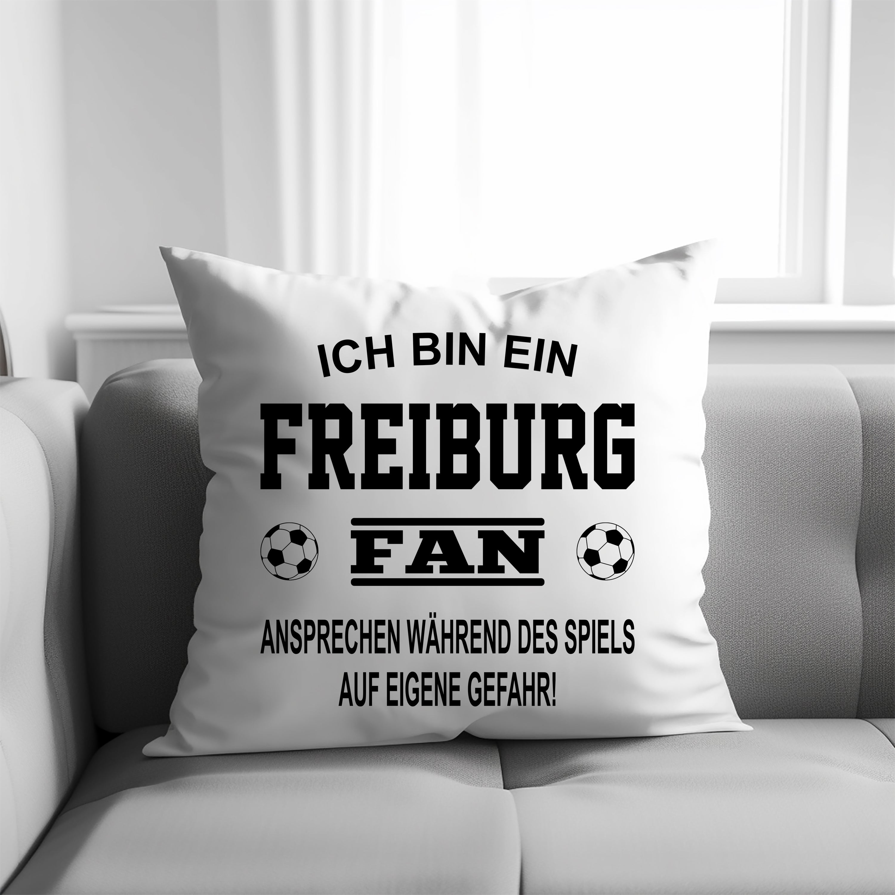 Fussball Kissen | Ich bin ein Freiburg Fan - Ansprechen während des Spiels auf eigene Gefahr | Dekokissen für Fußballfans