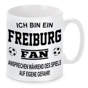 Fussball Tasse | Ich bin ein Freiburg Fan - Ansprechen während des Spiels auf eigene Gefahr | Keramiktasse für Fußballfans