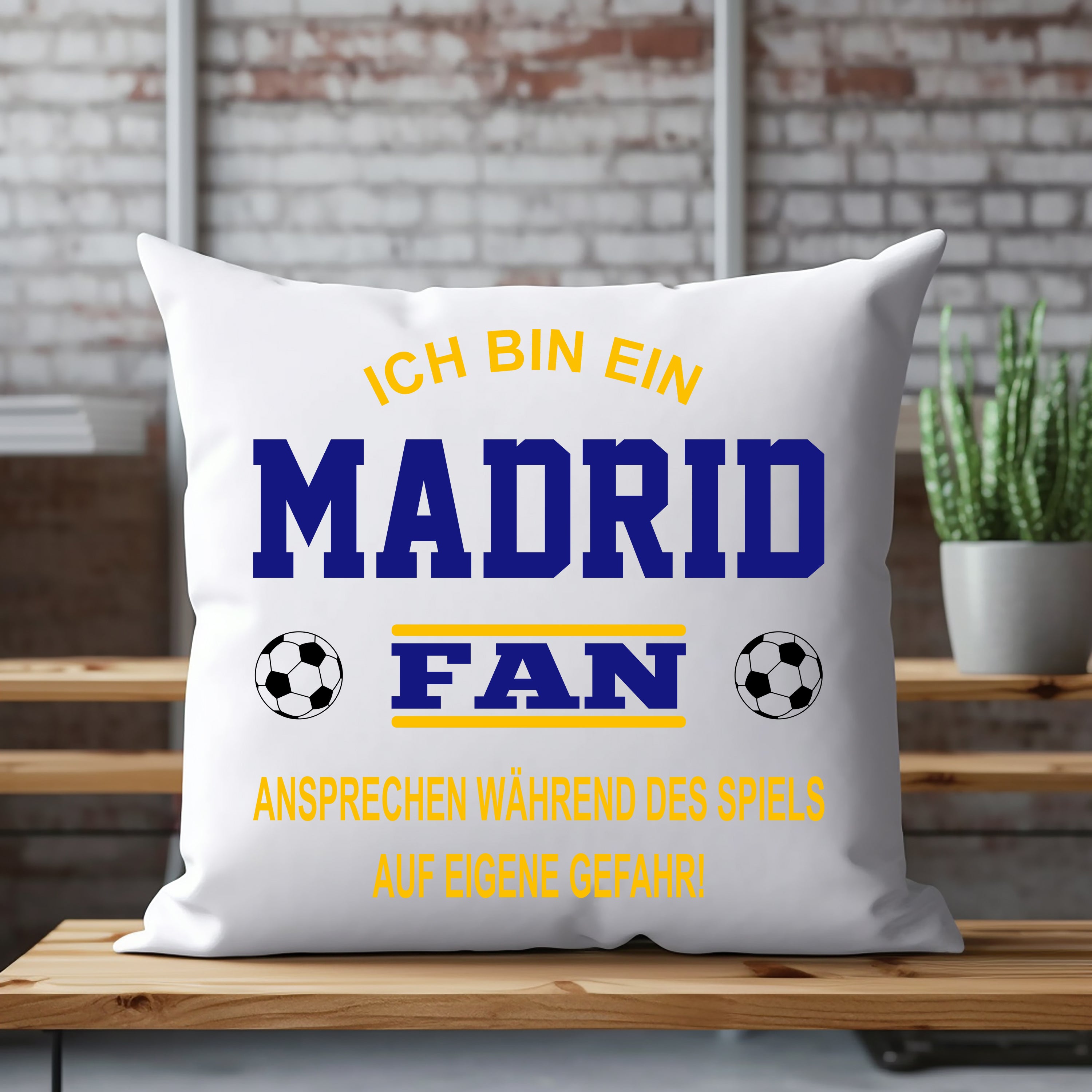 Fussball Kissen | Ich bin ein Madrid Fan - Ansprechen während des Spiels auf eigene Gefahr | Dekokissen für Fußballfans
