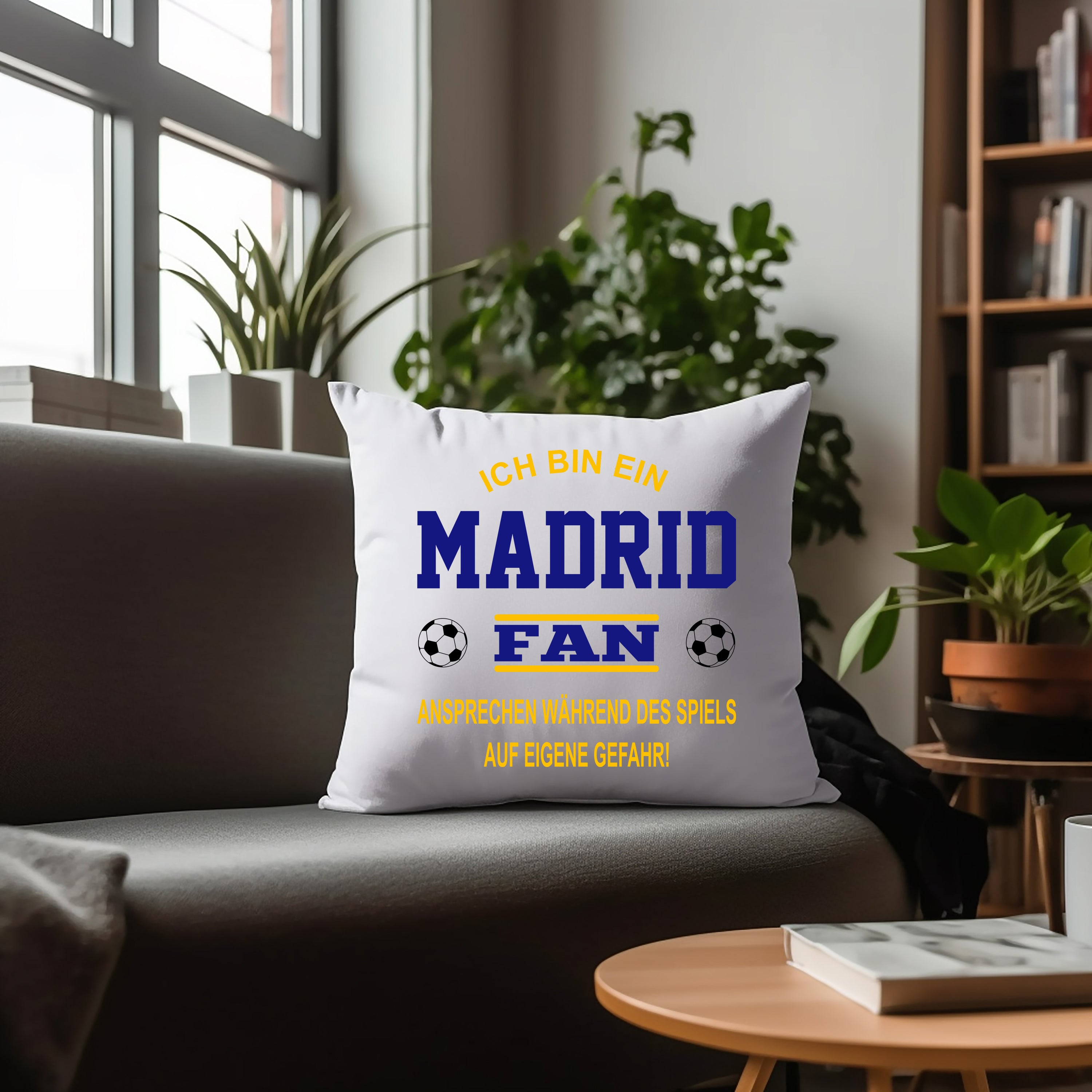 Fussball Kissen | Ich bin ein Madrid Fan - Ansprechen während des Spiels auf eigene Gefahr | Dekokissen für Fußballfans