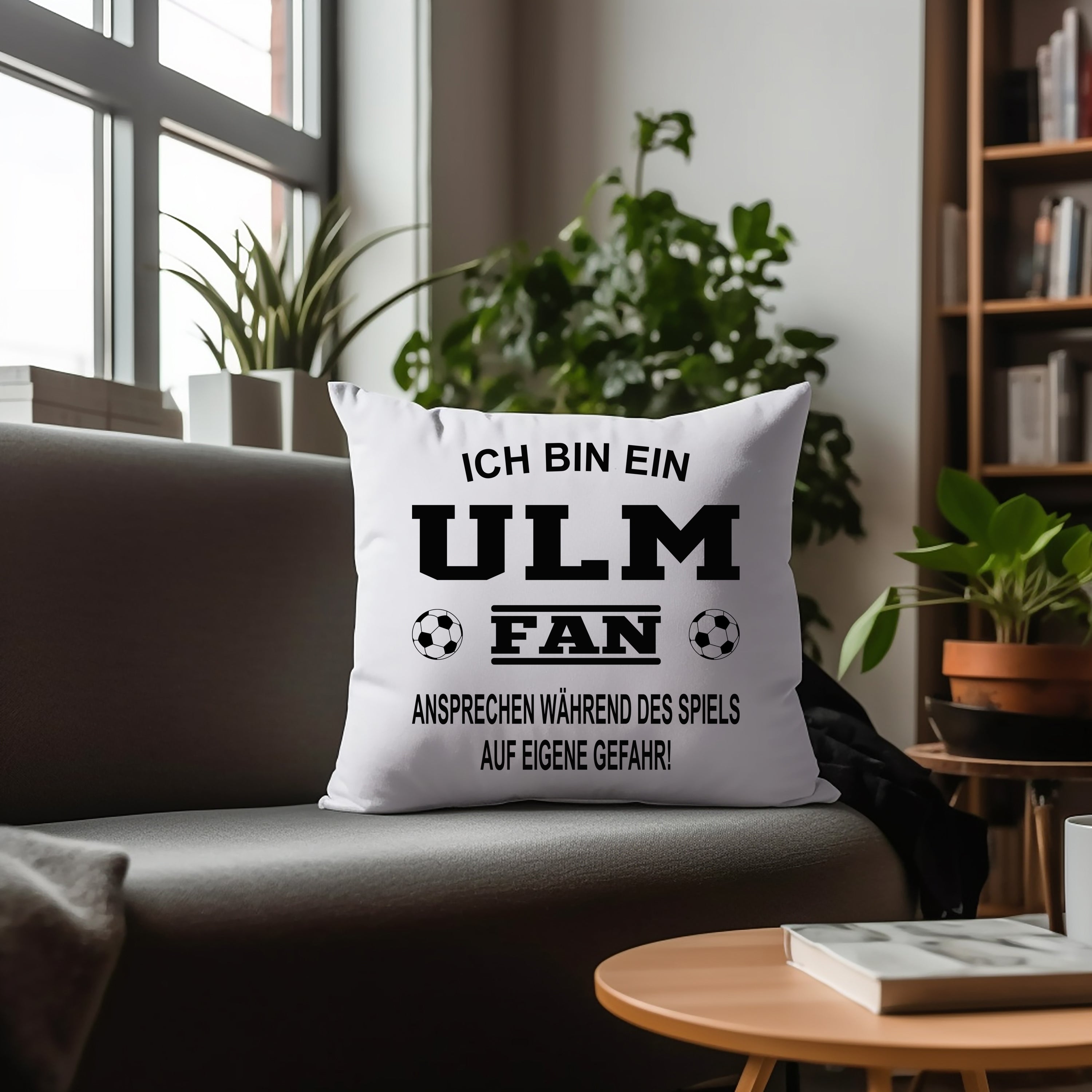 Fussball Kissen | Ich bin ein Ulm Fan - Ansprechen während des Spiels auf eigene Gefahr | Dekokissen für Fußballfans