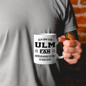 Fussball Tasse | Ich bin ein Ulm Fan - Ansprechen während des Spiels auf eigene Gefahr | Keramiktasse für Fußballfans