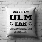 Fussball Kissen | Ich bin ein Ulm Fan - Ansprechen während des Spiels auf eigene Gefahr | Dekokissen für Fußballfans