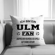 Fussball Kissen | Ich bin ein Ulm Fan - Ansprechen während des Spiels auf eigene Gefahr | Dekokissen für Fußballfans