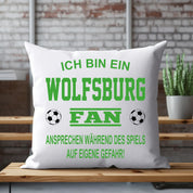 Fussball Kissen | Ich bin ein Wolfsburg Fan - Ansprechen während des Spiels auf eigene Gefahr | Dekokissen für Fußballfans