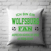 Fussball Kissen | Ich bin ein Wolfsburg Fan - Ansprechen während des Spiels auf eigene Gefahr | Dekokissen für Fußballfans