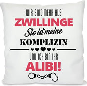 Kissen mit Spruch: Wir sind mehr als Zwillinge. Sie ist Meine Komplizin und ich Bin Ihr Alibi! | Dekokissen mit Füllung | 40x40cm