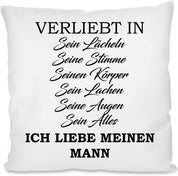 Kissen mit Spruch - Verliebt in Sein Lächeln, Seine Stimme, Seinen Körper, Sein Lachen, Seine Augen, Sein Alles - Ich Liebe meinen Mann | Dekokissen mit Füllung | 40x40cm