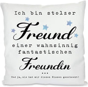 Kissen mit Spruch | Ich bin stolzer Freund einer wahnsinnig fantastischen Freundin ... Und ja, sie hat mir dieses Kissen geschenkt! | Dekokissen mit Füllung