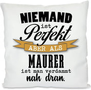 Kissen mit Spruch - Niemand ist perfekt Aber als Maurer ist Man verdammt nah dran. | Dekokissen mit Füllung | 40x40cm