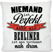 Kissen mit Spruch: Niemand ist perfekt Aber als Berliner ist Man verdammt nah dran. | Dekokissen mit Füllung | 40x40cm