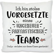 Kissen mit Spruch - Ich bin stolze Vorgesetzte eines ungeheuer fantastischen Teams. Und ja - sie haben Mir Dieses Kissen geschenkt! | Dekokissen mit Füllung | 40x40cm