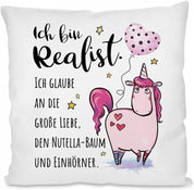 Kissen mit Spruch -  Ich Bin Realist. Ich glaube an die große Liebe, den Nutella-Baum und Einhörner. | Dekokissen mit Füllung | 40x40cm