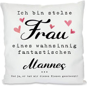Kissen mit Spruch | Ich bin stolze Frau eines wahnsinnig fantastischen Mannes ... Und ja, er hat mir dieses Kissen geschenkt! | Dekokissen mit Füllung