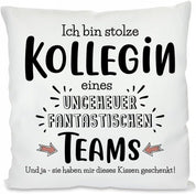 Kissen mit Spruch - Ich bin stolze Kollegin eines ungeheuer fantastischen Teams. Und ja - sie haben Mir Dieses Kissen geschenkt! | Dekokissen mit Füllung | 40x40cm