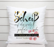 Kissen mit Spruch | Scheiß auf die erste große Liebe. Die letzte große Liebe, darauf kommt es an! | Dekokissen mit Füllung