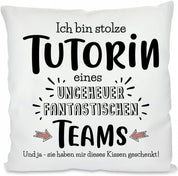 Kissen mit Spruch - Ich bin stolze Tutorin eines ungeheuer fantastischen Teams. Und ja - sie haben Mir Dieses Kissen geschenkt! | Dekokissen mit Füllung | 40x40cm