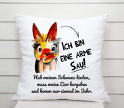 Kissen mit Spruch | Ich bin eine arme Sau! Hab meinen Schwanz hinten, muss meine Eier hergeben und komm nur einmal im Jahr. | Dekokissen mit Füllung