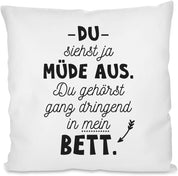 Kissen mit Spruch | Du siehst ja müde aus. Du gehörst ganz dringend in mein Bett. | Dekokissen mit Füllung
