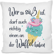 Kissen mit Spruch -  Wer so süß ist, darf auch richtig einen an der Waffel haben. | Dekokissen mit Füllung | 40x40cm