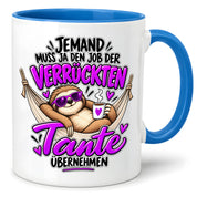 Herzbotschaft Verrückte Tante Tasse – Jemand muss ja den Job der verrückten Tante übernehmen – Lustige Kaffeetasse 330 ml mit Faultier Motiv – Geschenk für Tante, Lieblingstante, Schwester und Schwägerin – Originelle Spruchtasse mit Humor
