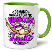 Herzbotschaft Verrückte Tante Tasse – Jemand muss ja den Job der verrückten Tante übernehmen – Lustige Kaffeetasse 330 ml mit Faultier Motiv – Geschenk für Tante, Lieblingstante, Schwester und Schwägerin – Originelle Spruchtasse mit Humor