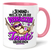 Herzbotschaft Verrückte Tante Tasse – Jemand muss ja den Job der verrückten Tante übernehmen – Lustige Kaffeetasse 330 ml mit Faultier Motiv – Geschenk für Tante, Lieblingstante, Schwester und Schwägerin – Originelle Spruchtasse mit Humor