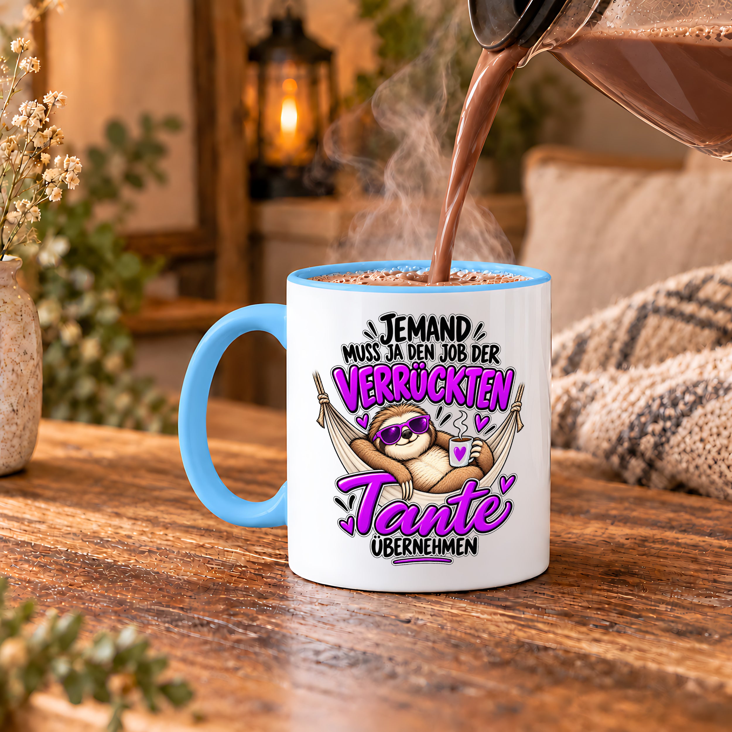 Herzbotschaft Verrückte Tante Tasse – Jemand muss ja den Job der verrückten Tante übernehmen – Lustige Kaffeetasse 330 ml mit Faultier Motiv – Geschenk für Tante, Lieblingstante, Schwester und Schwägerin – Originelle Spruchtasse mit Humor