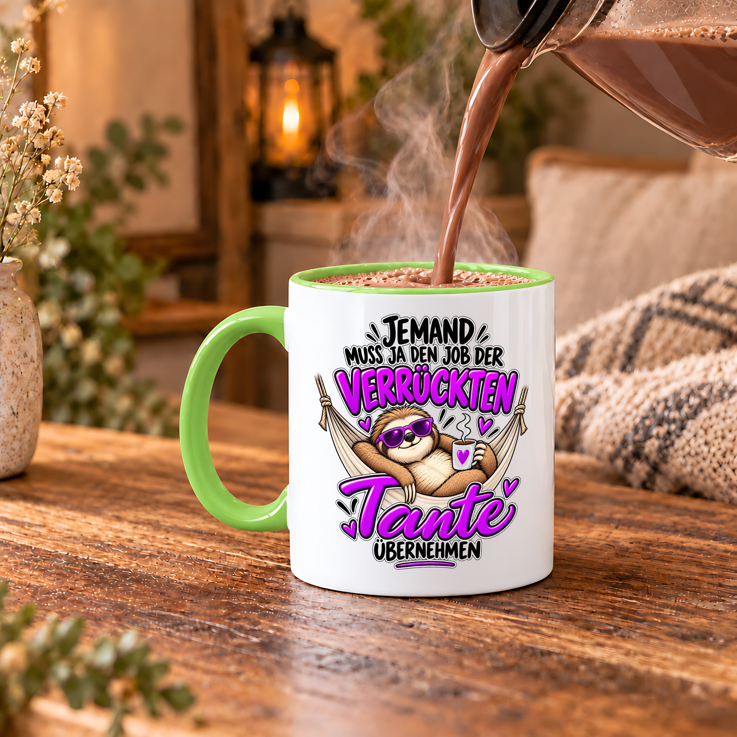 Herzbotschaft Verrückte Tante Tasse – Jemand muss ja den Job der verrückten Tante übernehmen – Lustige Kaffeetasse 330 ml mit Faultier Motiv – Geschenk für Tante, Lieblingstante, Schwester und Schwägerin – Originelle Spruchtasse mit Humor